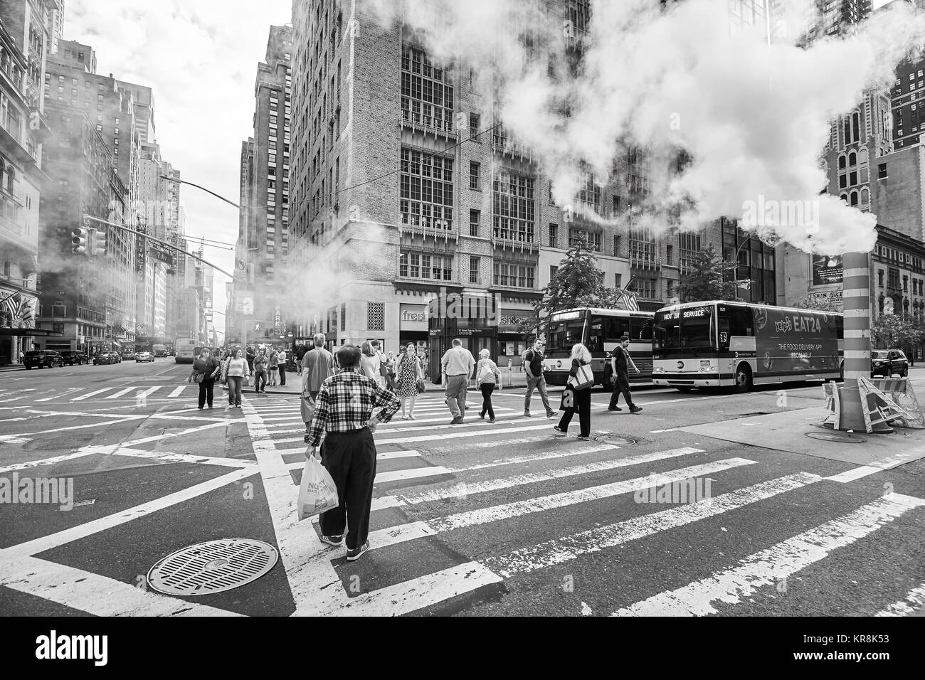 New York, USA - 26. Mai 2017: Menschen überqueren Sie die West 57th Street vorbei an einem Dampfförmige Dampfrohr. Stockfoto