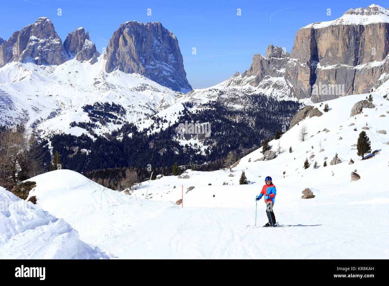 Junge Skifahren in den Alpen Stockfoto