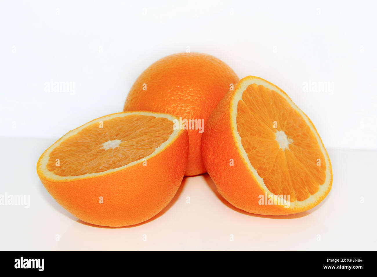 Appetitlich reife Orange auf weißem Hintergrund Stockfoto