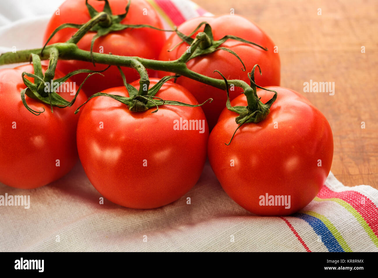 Tomaten auf Tisch Stockfoto