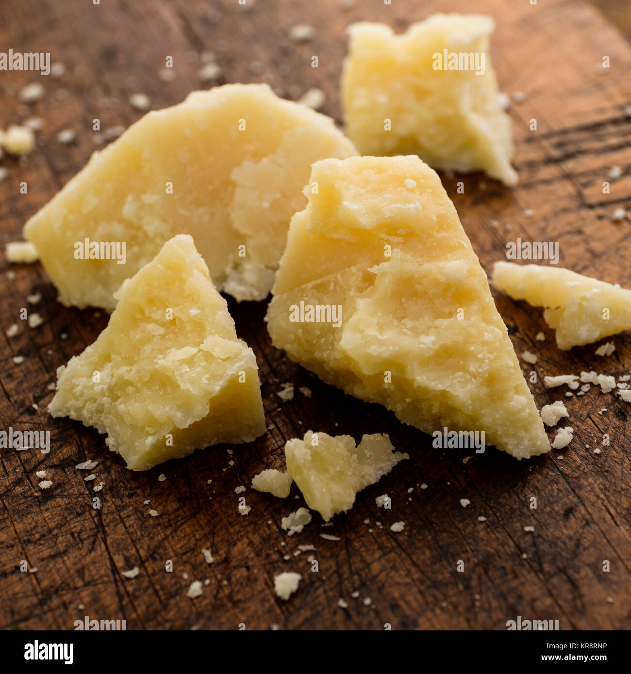 Parmesan auf hölzernen Tisch Stockfoto
