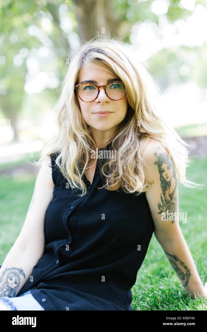 Portrait von Frau sitzt auf Gras Stockfoto