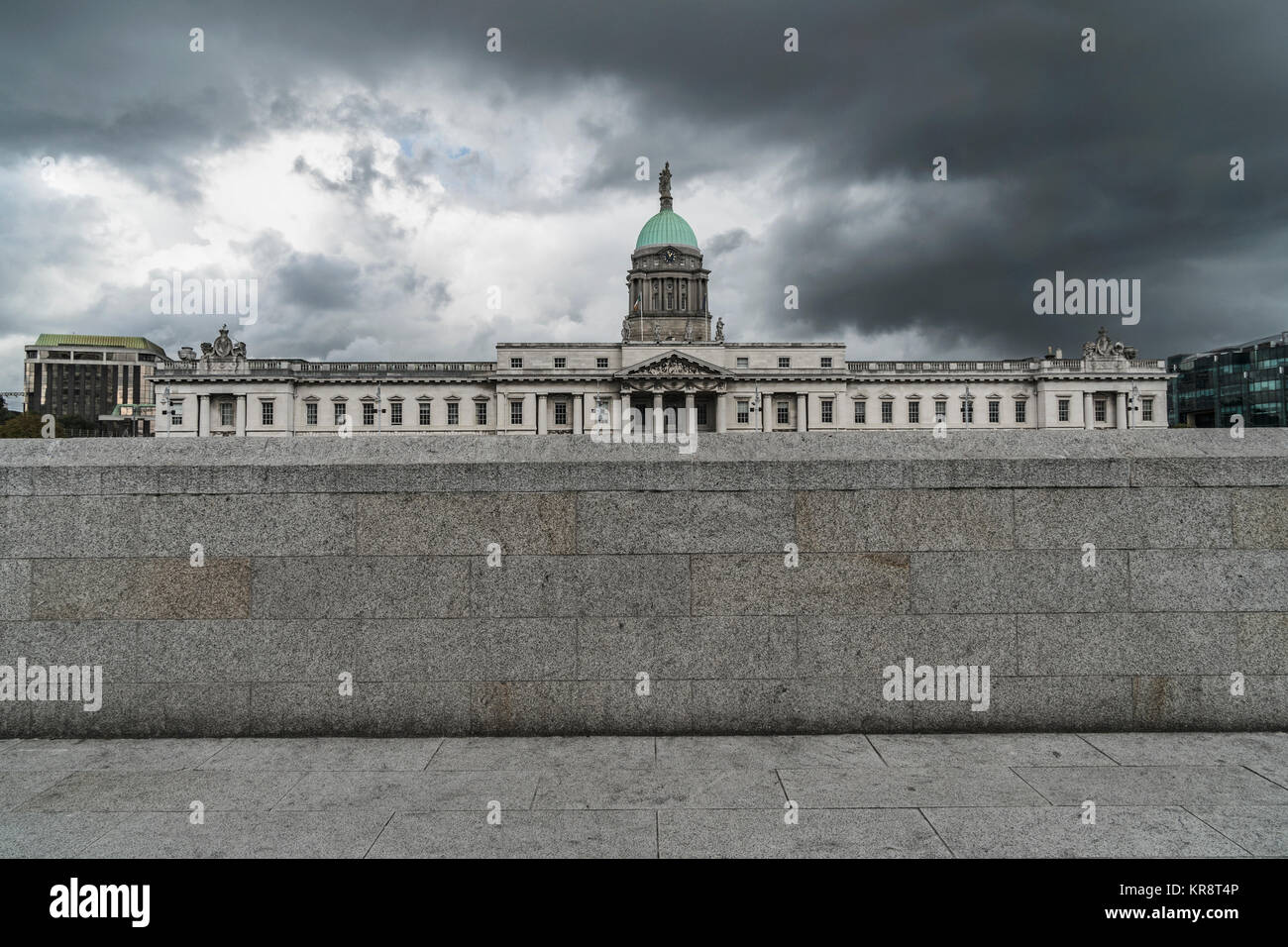 Irland, Dublin, Inns Quay, vier Gerichte an bewölkten Tag Stockfoto