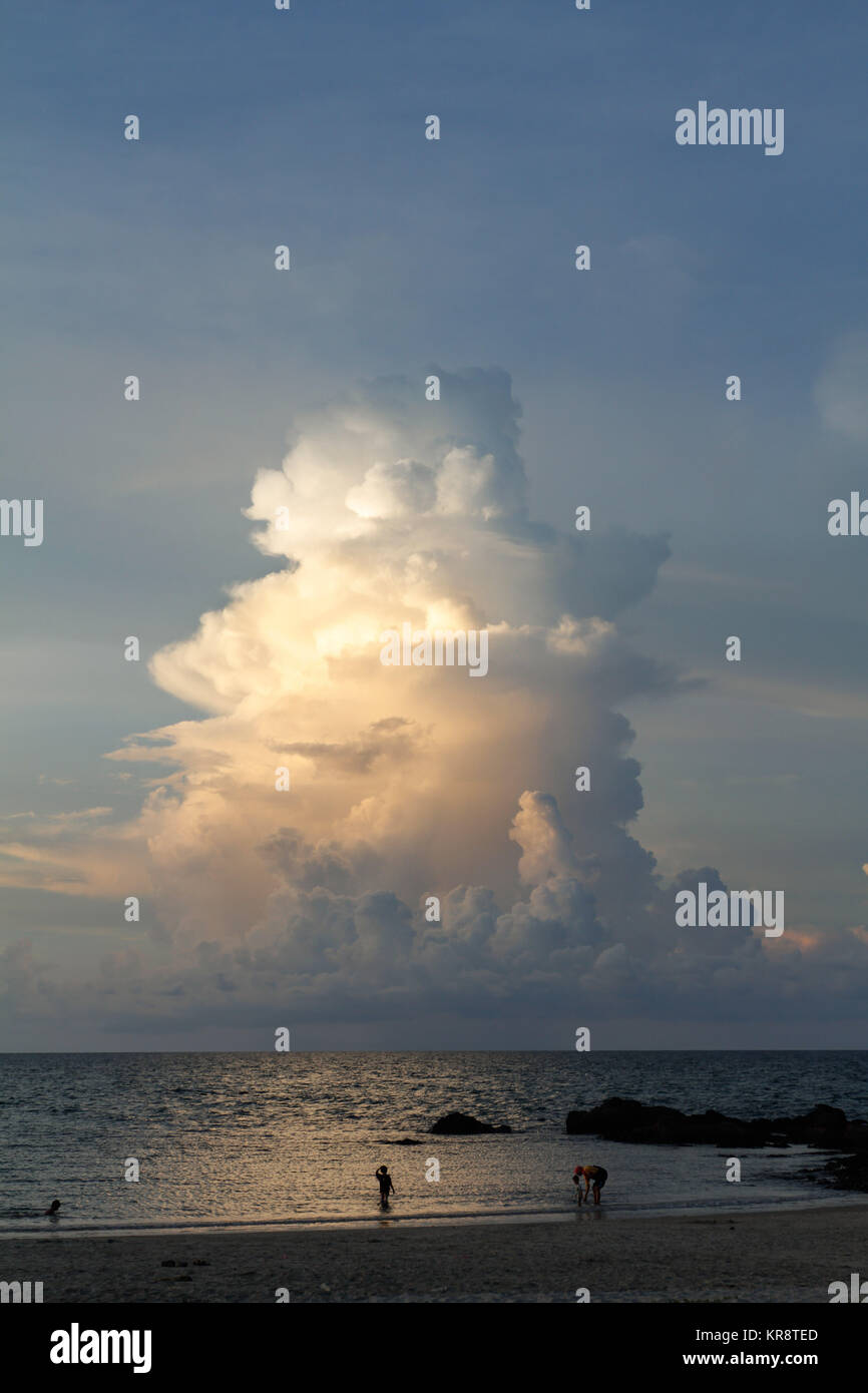 Hoch aufragende cumulonimbus Cloud bei Sonnenuntergang in Malaysia Stockfoto