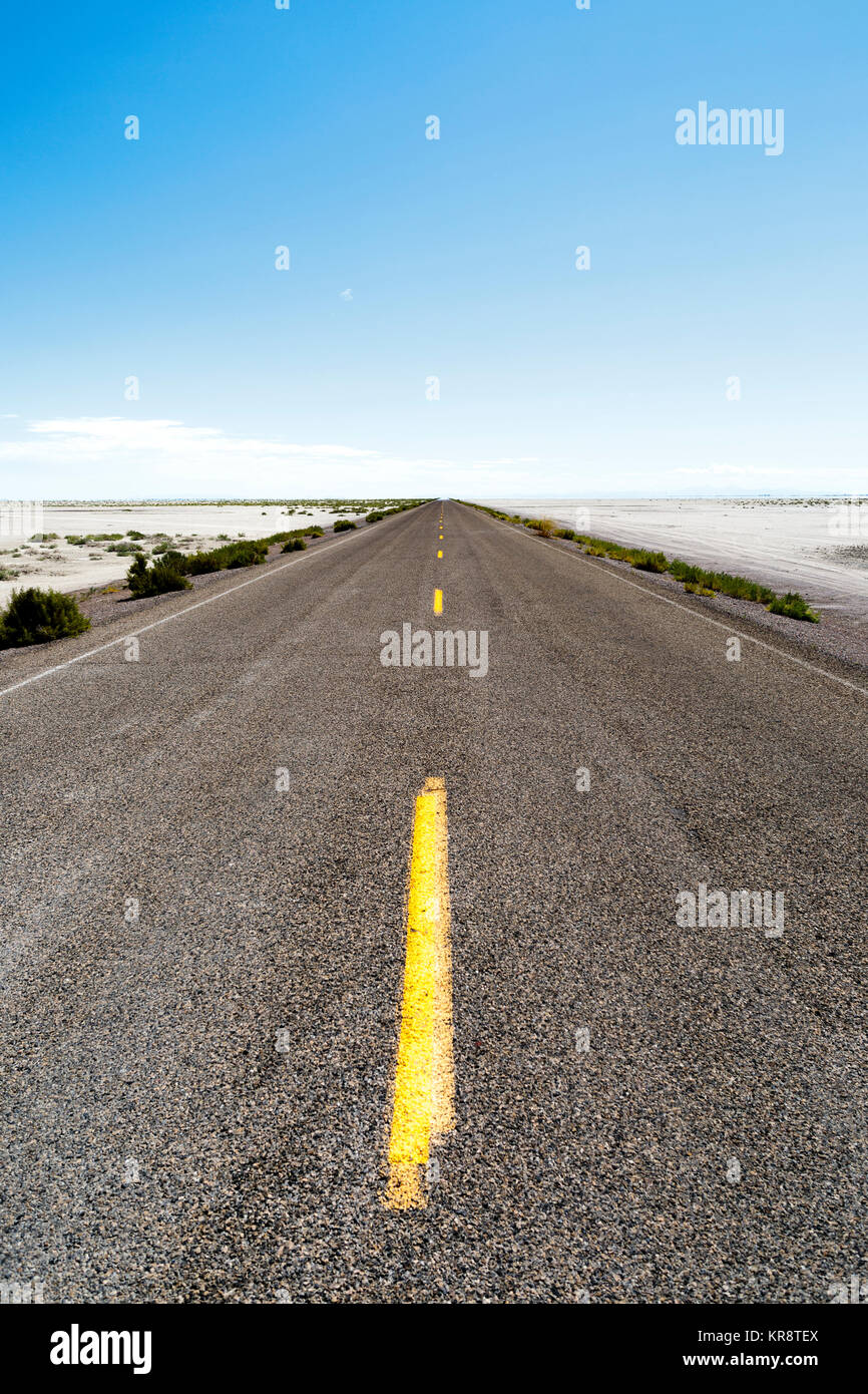 USA, Utah, Wendover, Bonneville Salt Flats, blauen Himmel über leere Straße Stockfoto