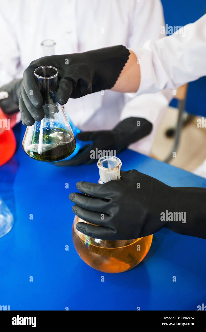 Experimente in einem Chemielabor Stockfoto