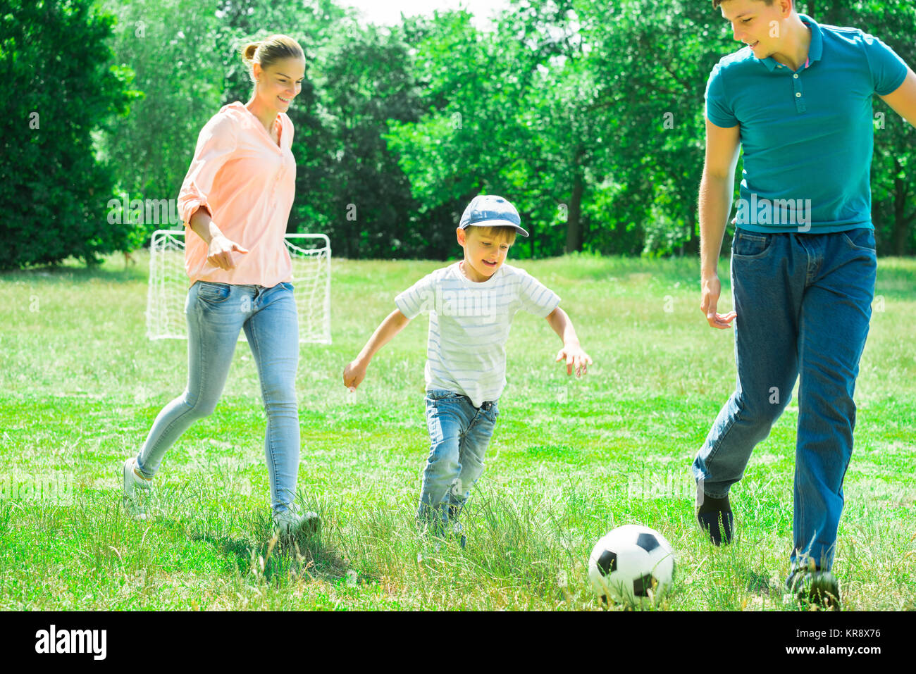 Familie Spielen mit Fußball Stockfoto