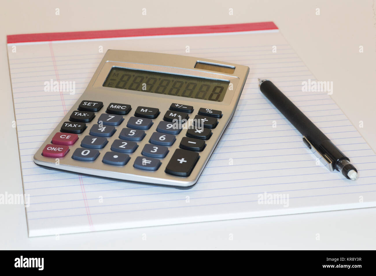 Taschenrechner Block und Bleistift auf weißem Hintergrund Stockfoto