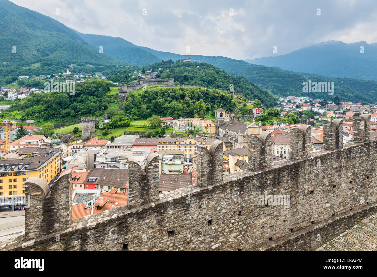 Bellinzona, Schweiz - 28. Mai 2016: Montebello Schloss und die umliegenden cityscpae Castelgrande Blick vom Schloss in Wetter in Bellinzona, Swi Stockfoto