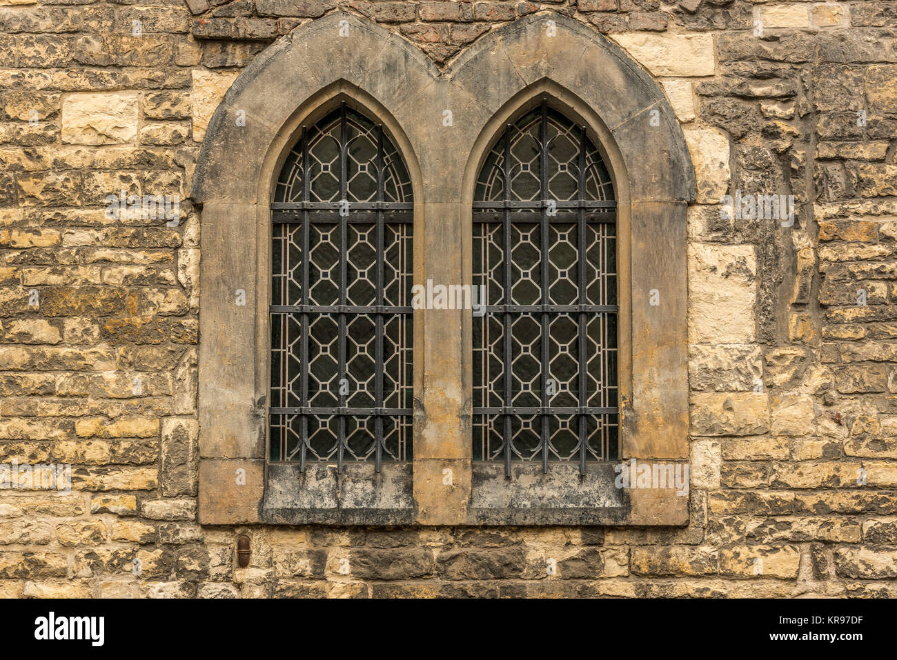 Kirche-Windows mit Balken Stockfoto