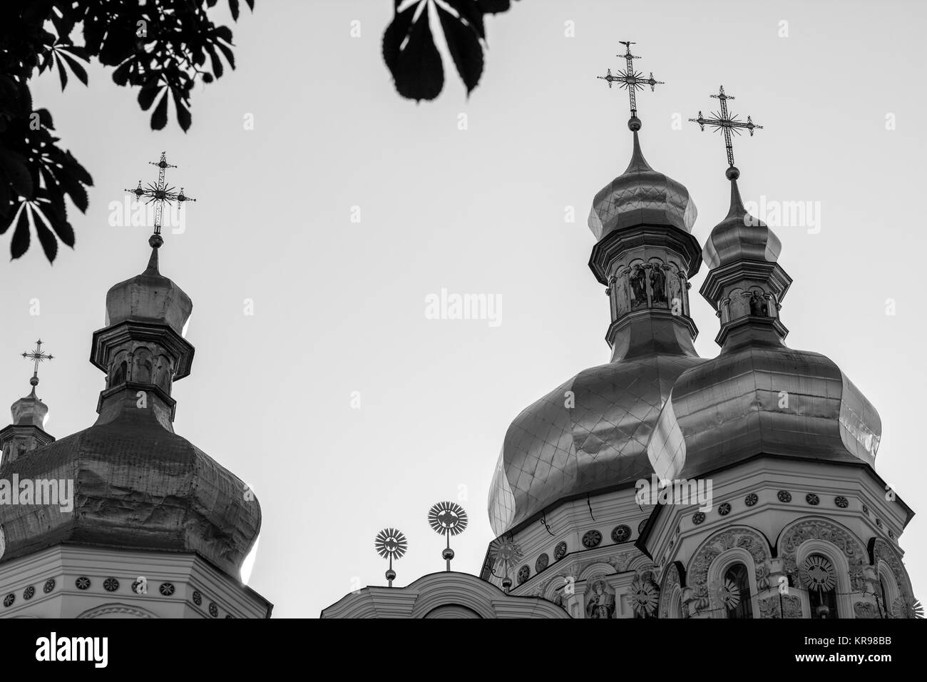 Golden Oberseiten der Christlich-orthodoxen Kloster. Schwarz & Weiß Stockfoto