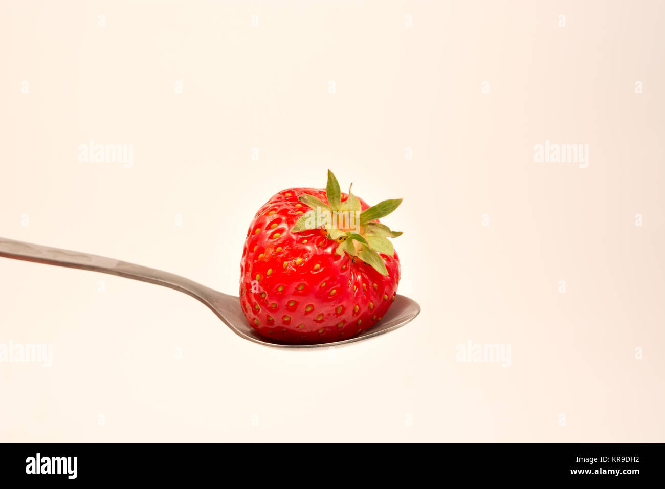 Erdbeere im Löffel Stockfoto