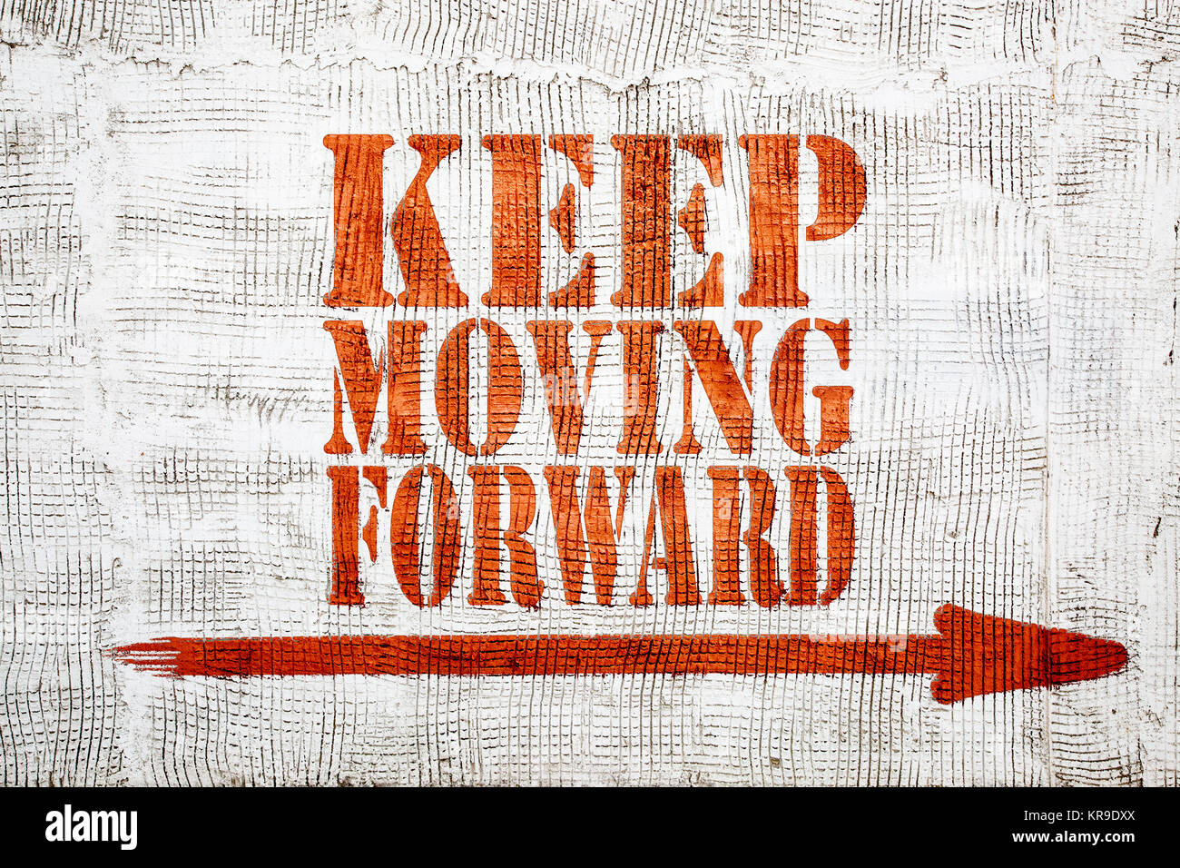 Vorankommen - Rot graffiti Schild mit Pfeil auf weißem Stuck Wand Stockfoto