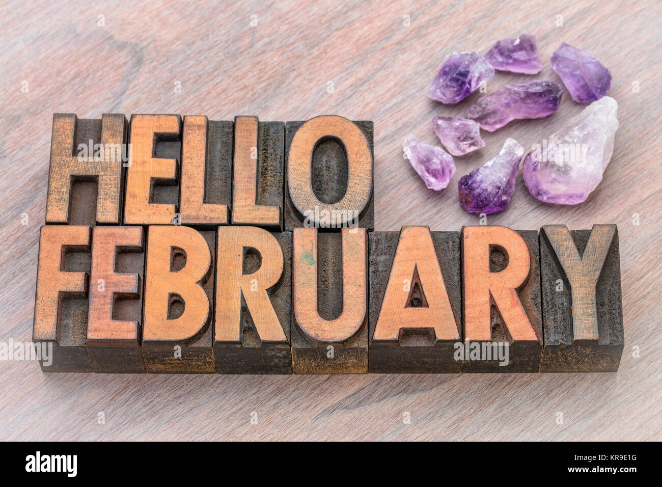 Hallo Februar in Vintage buchdruck Holzart mit Amethyst Kristalle Stockfoto