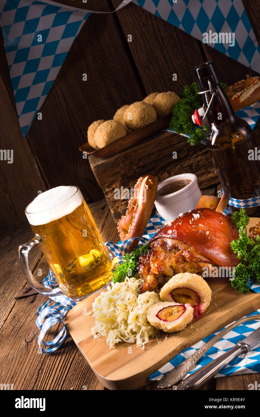 Oktoberfest-Schweinefleisch mit Sauerkraut Stockfoto