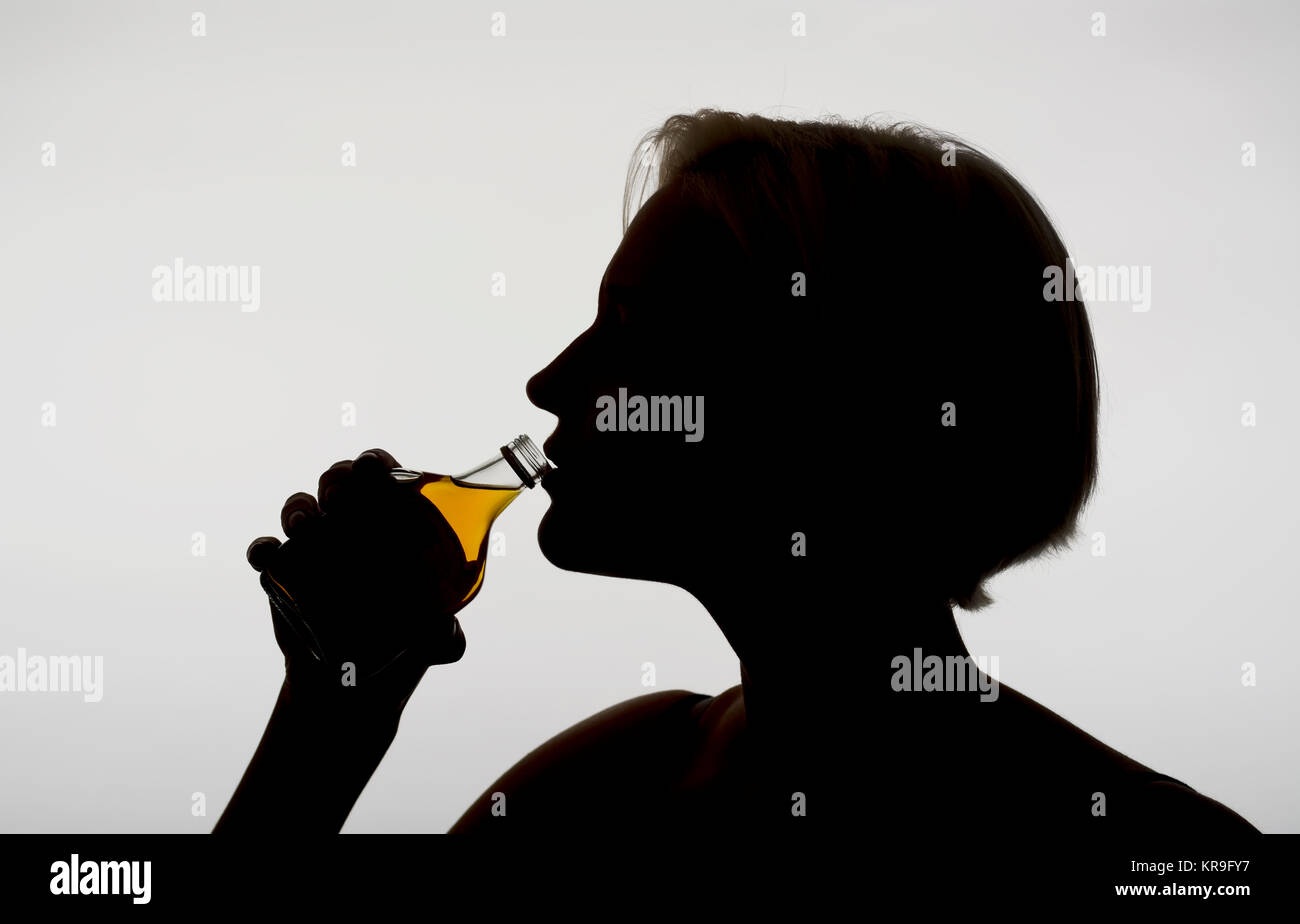 Frau trinkt Schnaps Stockfoto