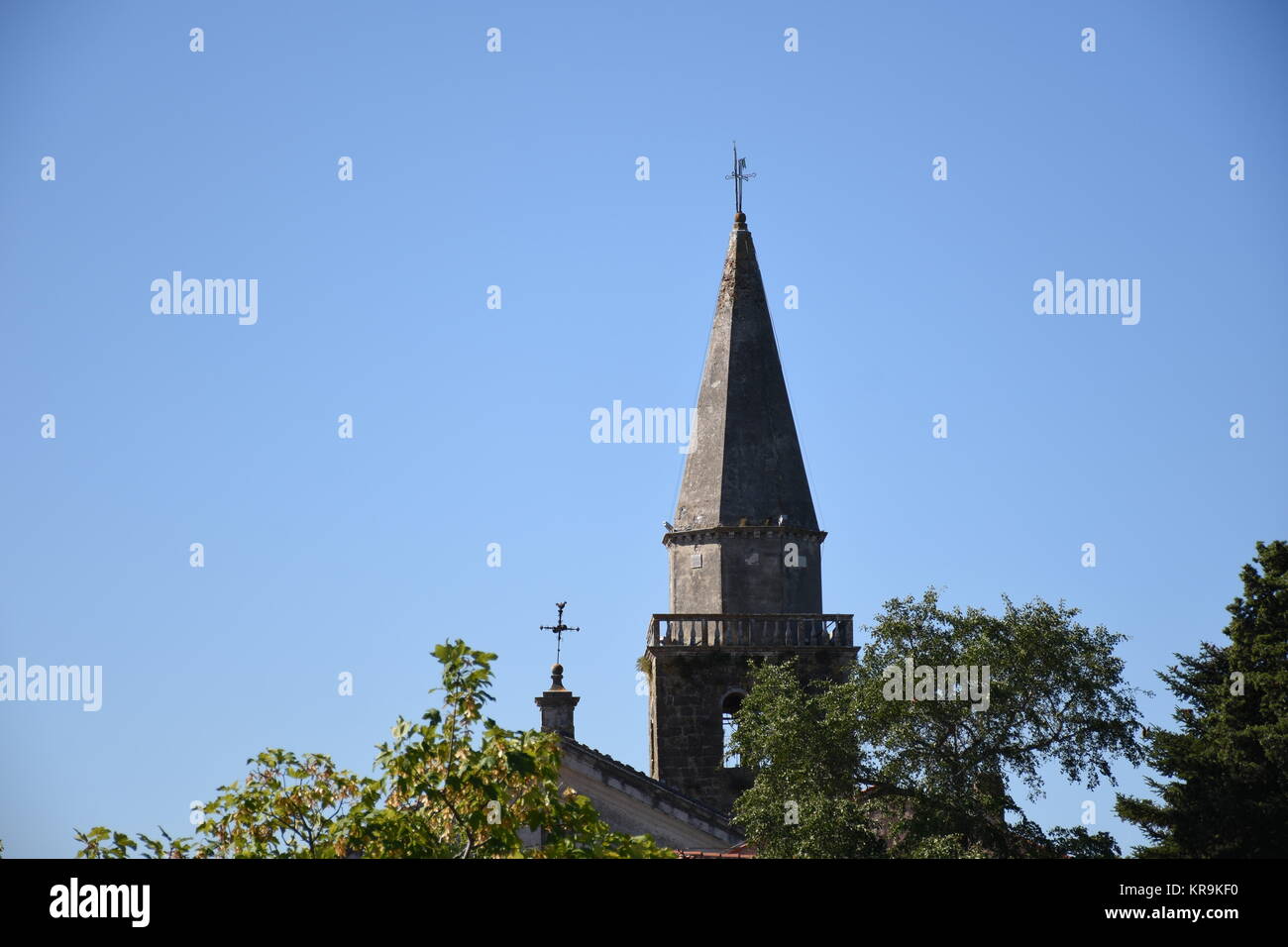 groznjan, kroatien, istrien, Kirche, Kirchturm, Turm, Kreuz, Bäume Stockfoto