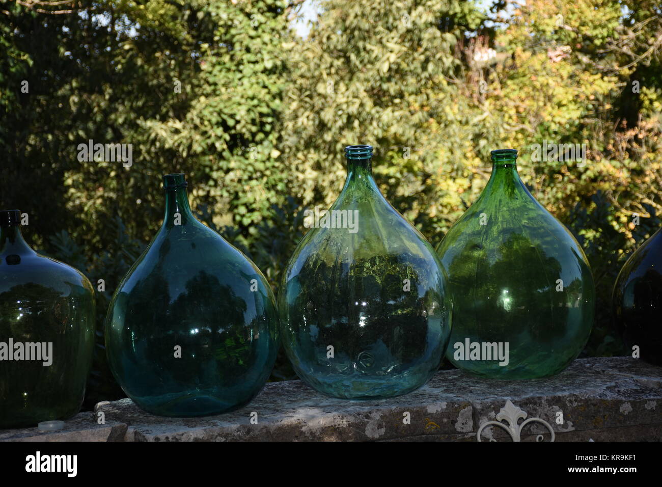 Flasche, Flaschen, Korb, Korb, runde Flasche, riesige Flasche, Globenflasche, grün Stockfoto