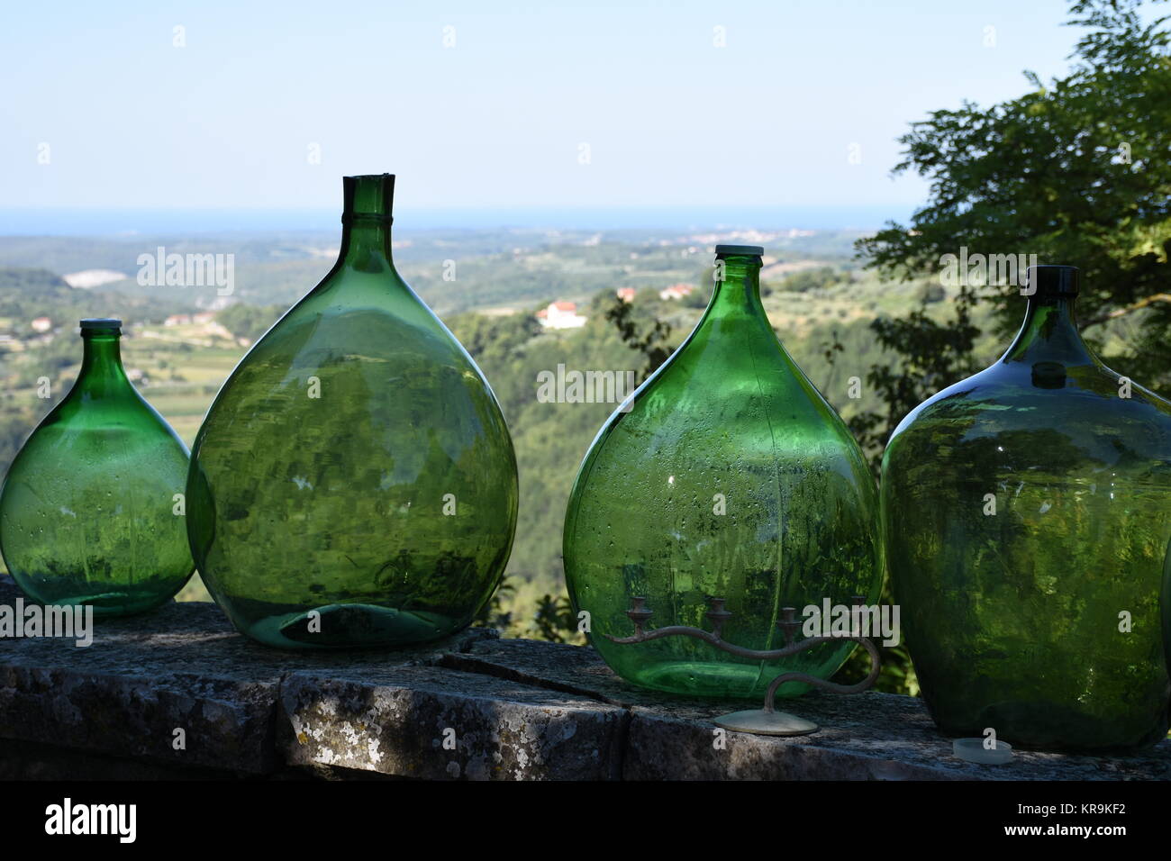 Flasche, Flaschen, Korb, Korb, runde Flasche, riesige Flasche, Globenflasche, grün Stockfoto