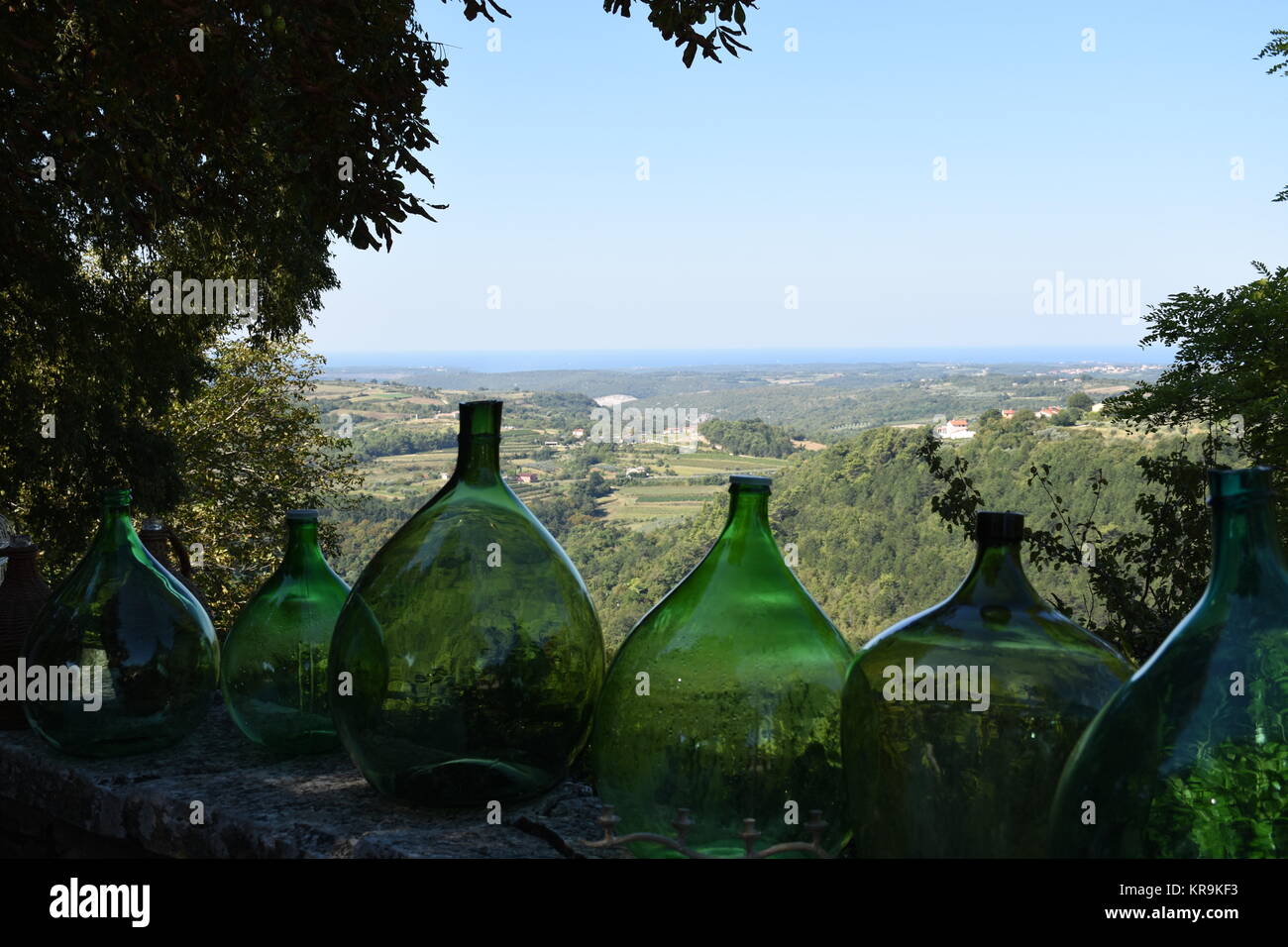 Flasche, Flaschen, Korb, Korb, runde Flasche, riesige Flasche, Globenflasche, grün Stockfoto