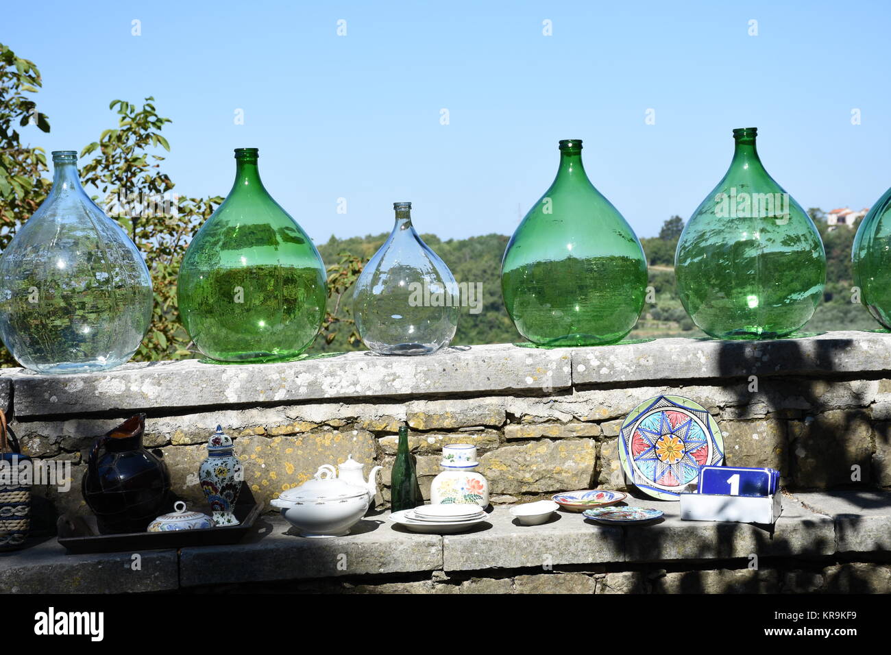 Flasche, Flaschen, Korb, Korb, runde Flasche, riesige Flasche, Globenflasche, grün Stockfoto