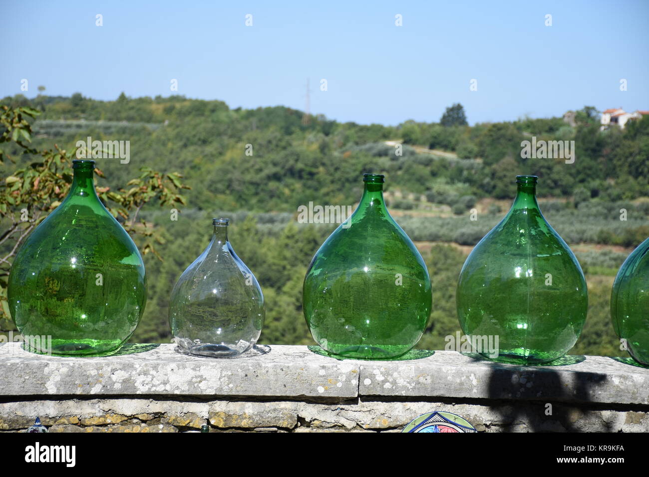 Flasche, Flaschen, Korb, Korb, runde Flasche, riesige Flasche, Globenflasche, grün Stockfoto