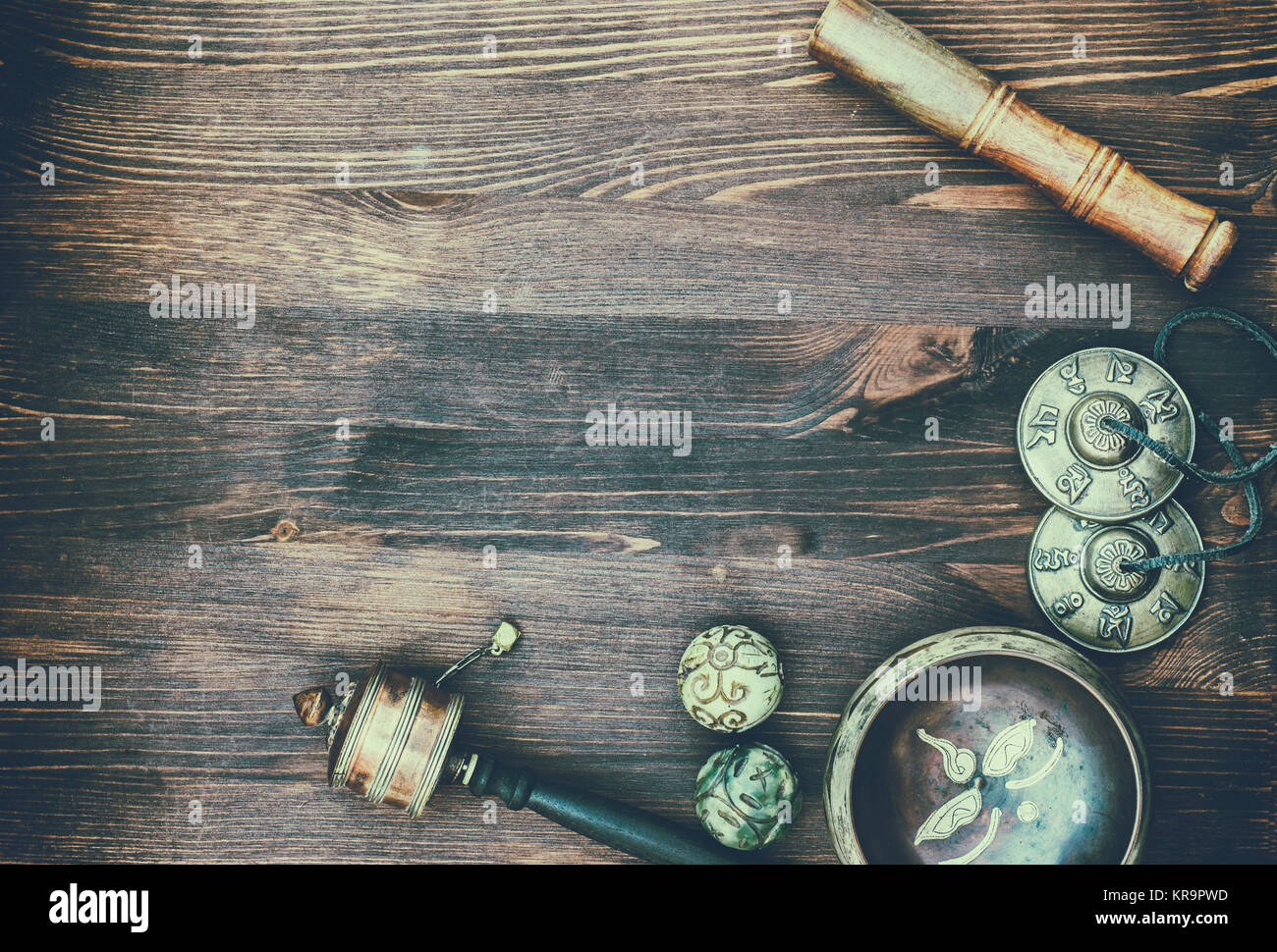 Klangschale, magische Kugeln, Trommel und plattentrommel auf einer hölzernen Hintergrund Stockfoto