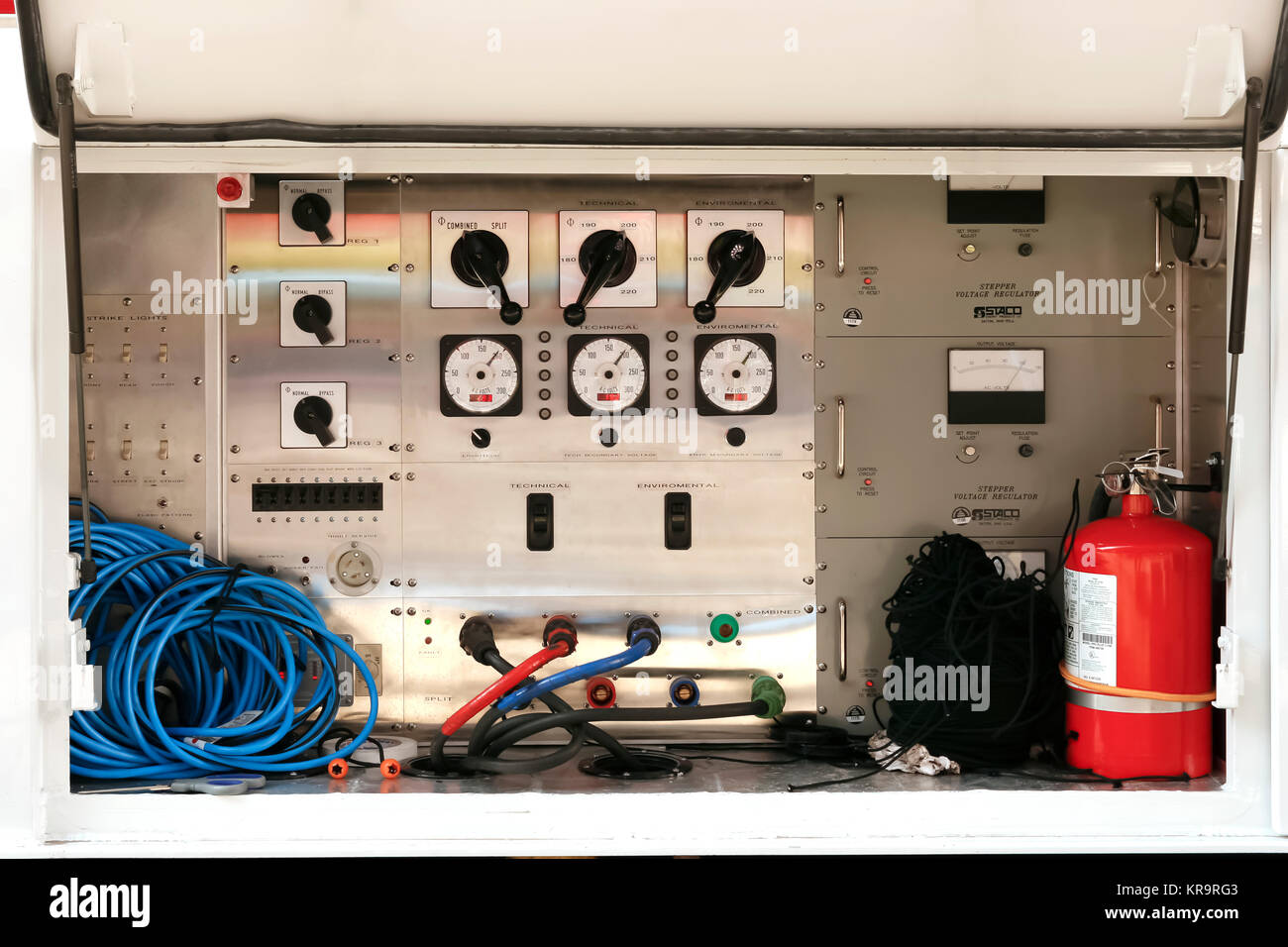 Spannungsregler, bestehend aus elektronischen Schaltungen, die stabile Spannung liefern. Stockfoto