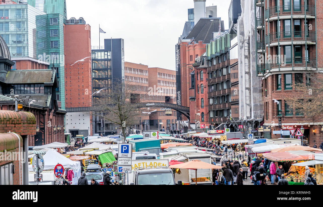 Hamburg, Deutschland, 10. Dezember 2017: Blick über den Fischmarkt in Hamburg mit Marktständen und Leute auf der Elbe Straße in Altona. Stockfoto