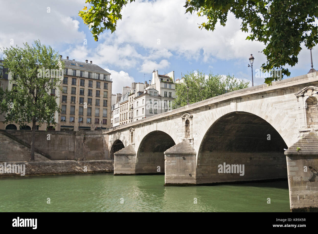 Pont Marie über den Fluss im Zentrum von Paris. Stockfoto