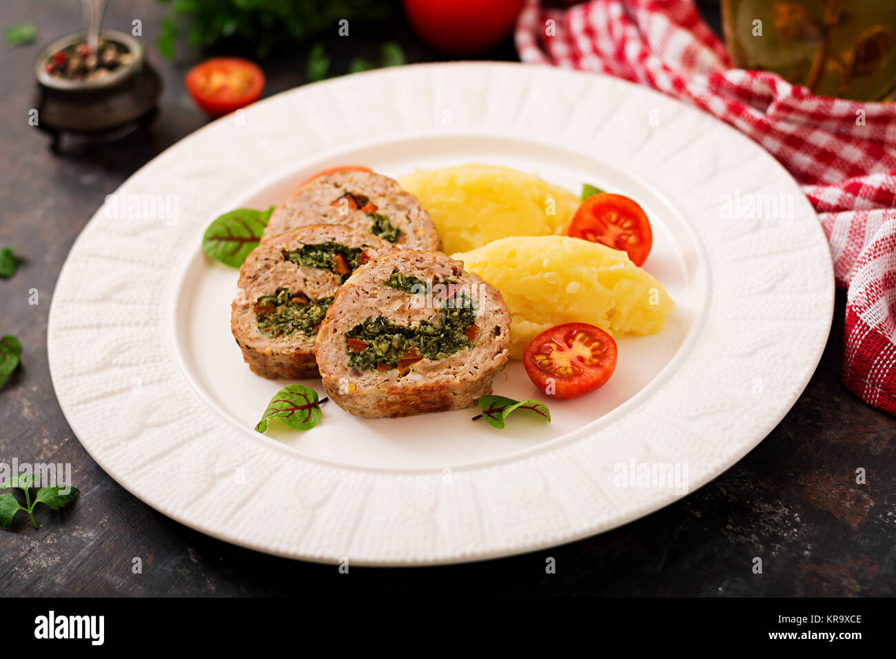 Rolle der Türkei Hackfleisch mit Spinat und rote Paprika mit Kartoffelpüree  garnieren Stockfotografie - Alamy