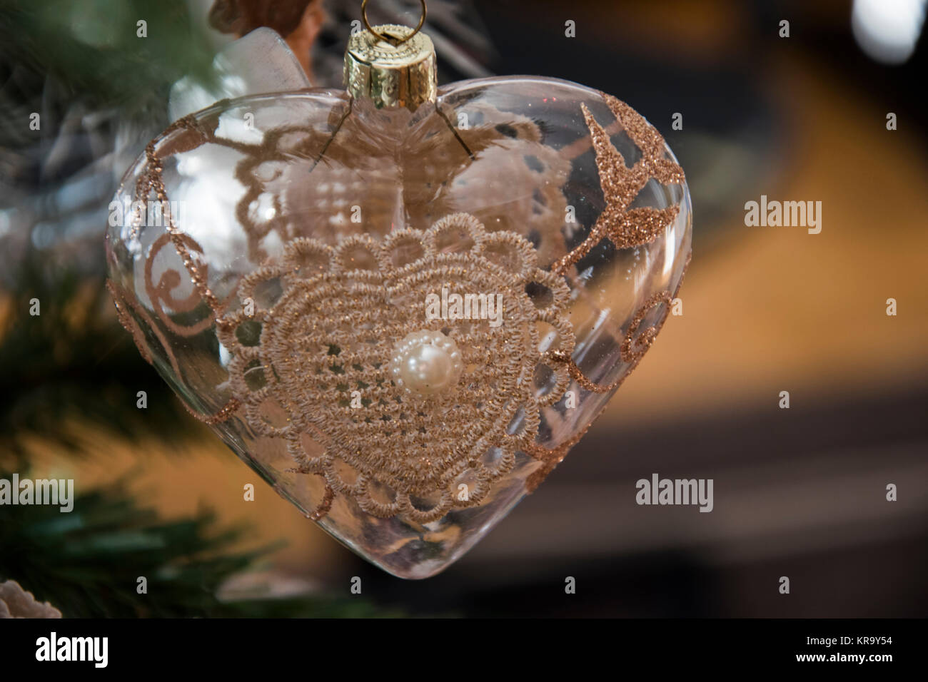 Herz ornament am Weihnachtsbaum. Schöne Nahaufnahme Urlaub Foto. Stockfoto