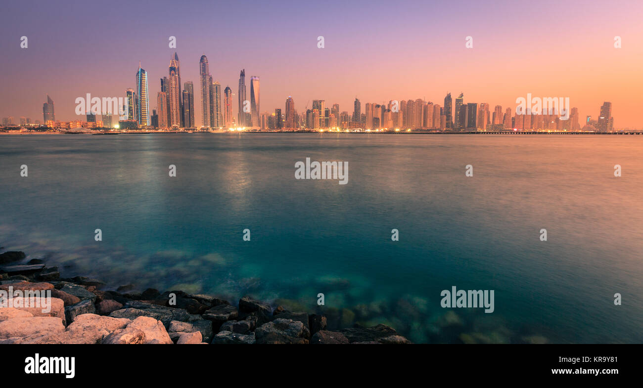 Nächtliche Aussicht auf den Jachthafen von Dubai Skyline in 2016 Stockfoto