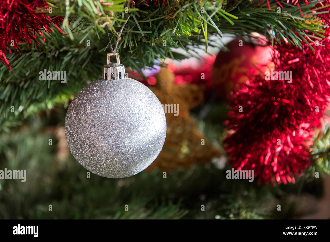 Silber christbaumkugel Ornament am Weihnachtsbaum. Schöne Nahaufnahme Urlaub Foto. Stockfoto