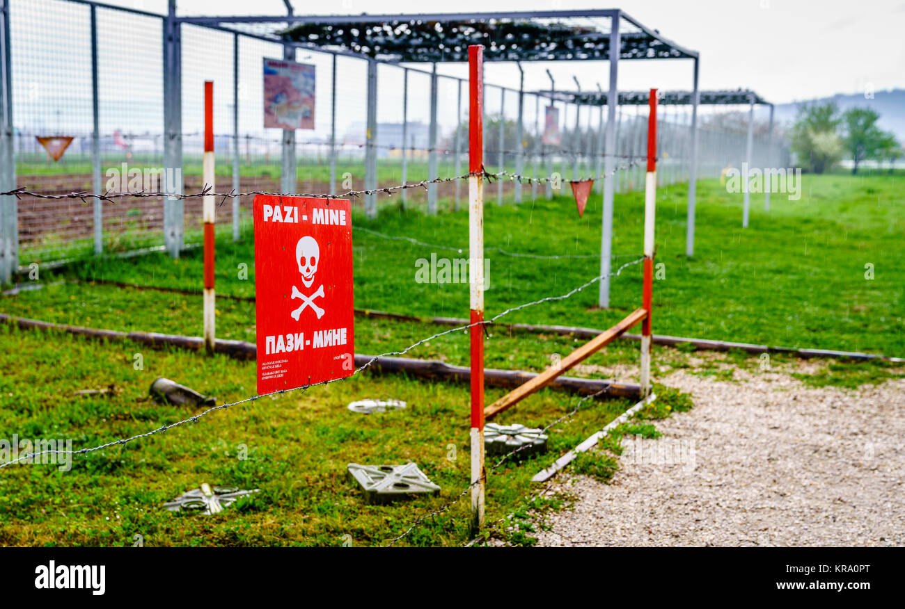 Alte Mine Feld Zeichen als ein Überbleibsel aus dem belagerten Sarajevo, Bosnien Stockfoto