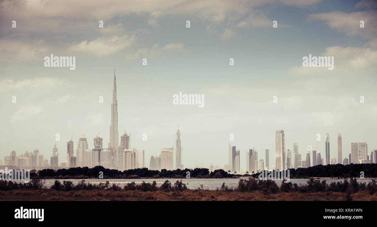 Blick auf Dubai Downtown Skyline von Ras Al Khor Wildlife Sanctuary Stockfoto