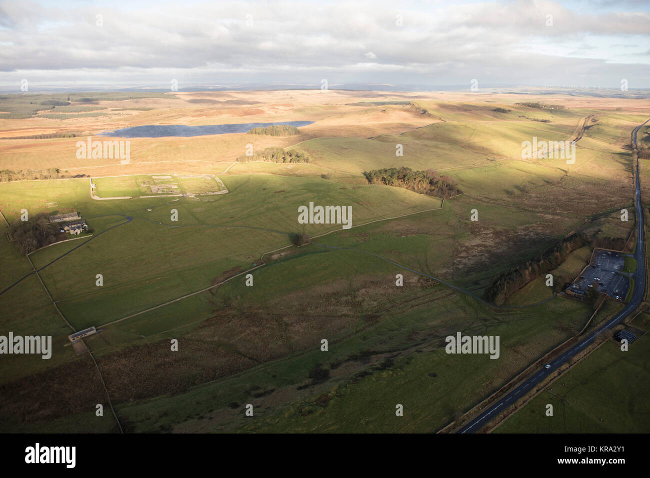 Eine Luftaufnahme zeigt die Erdarbeiten, Mauern und Gräben der Hadrian's Wall in Northumberland Stockfoto