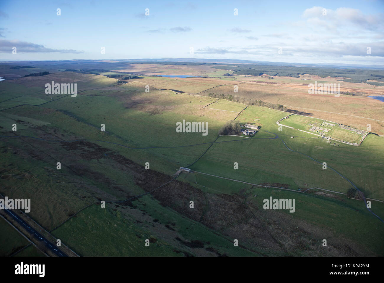 Eine Luftaufnahme zeigt die Erdarbeiten, Mauern und Gräben der Hadrian's Wall in Northumberland Stockfoto