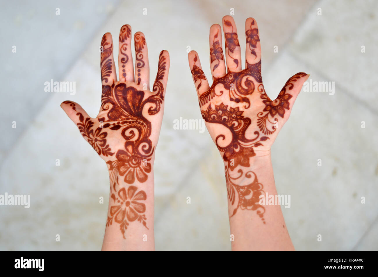 Henna-ed Hände von Weißen dunkelhäutige Frau. Während mehndi Zeremonie Stockfoto
