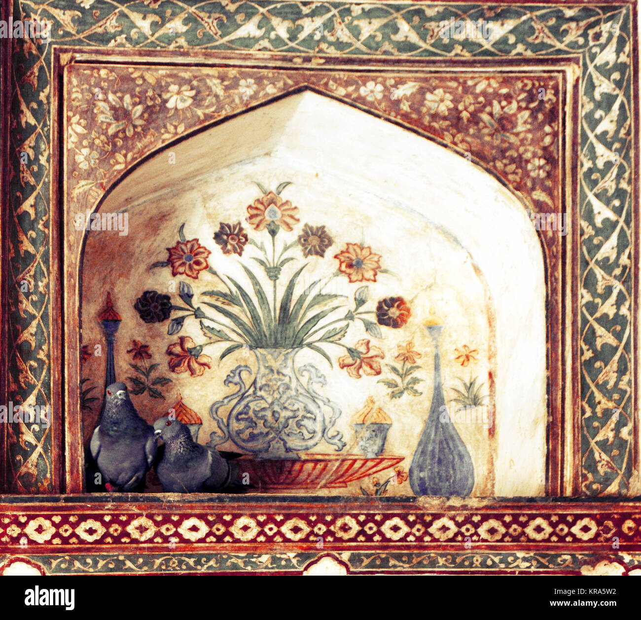 Zwei Tauben in einer gemalten Alkoven an Jahangir Palace, Agra roost Stockfoto