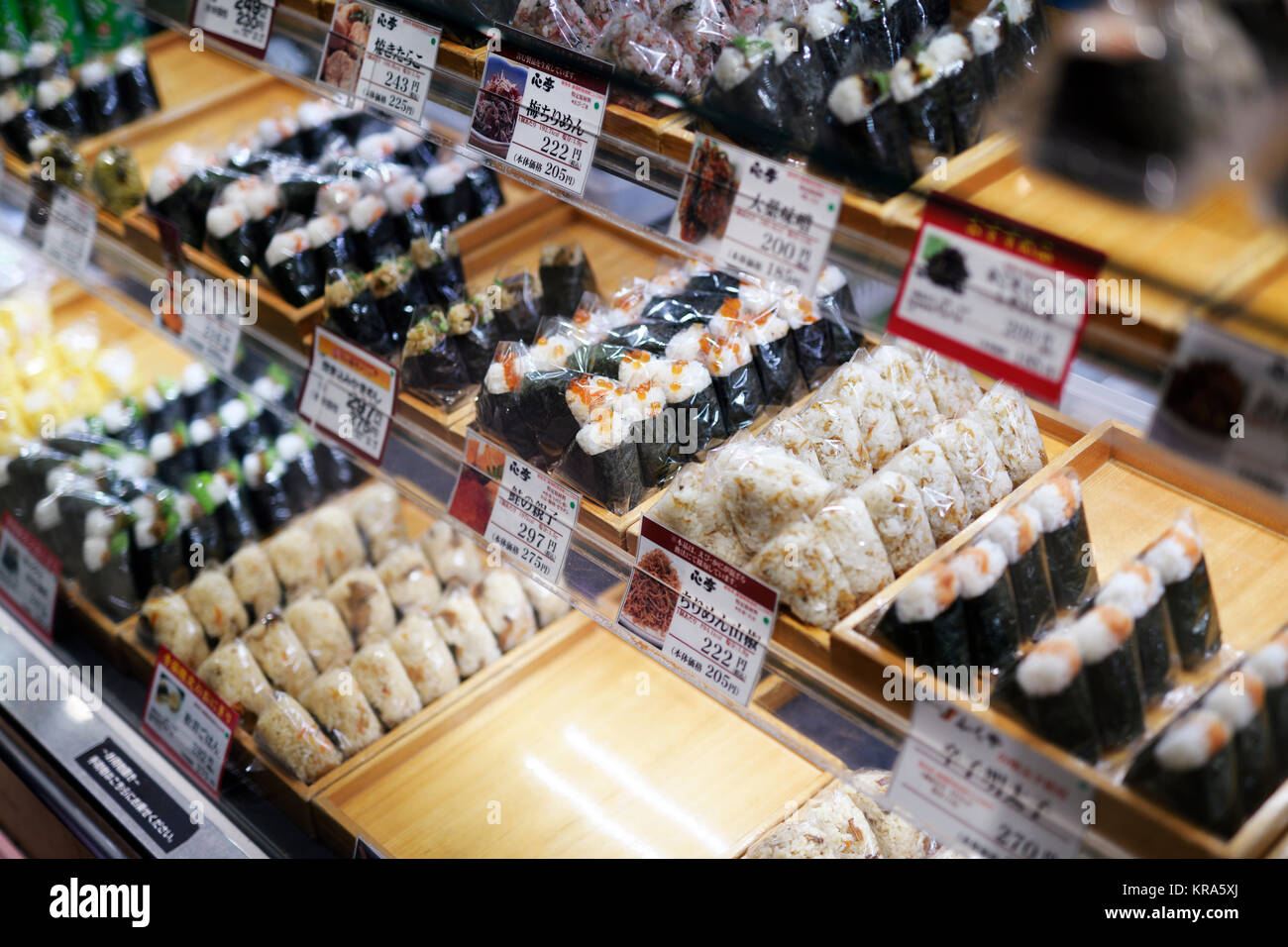 Onigiri O-nigiri Reis Dreiecke mit verschiedenen Füllungen in Nori Algen verpackt auf einem store Display in einem japanischen Food Mart in Osaka, Japan 2017. Tradi Stockfoto