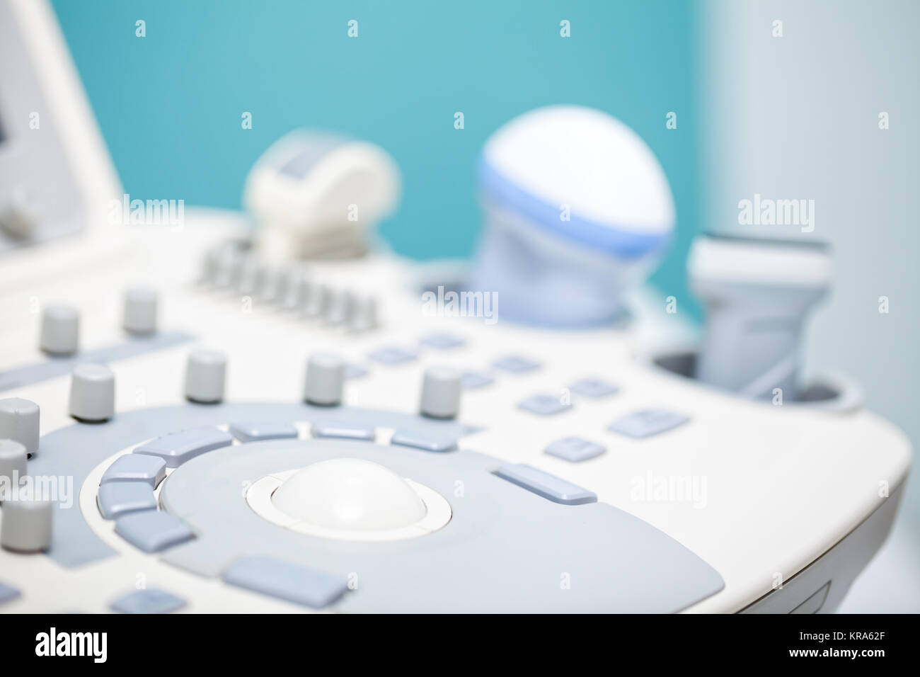 Nahaufnahme des Medizinischen Ultraschalls Scanner mit Kontrolle bittons Drehregler Schieberegler und Ultraschallwandler im Hintergrund Stockfoto