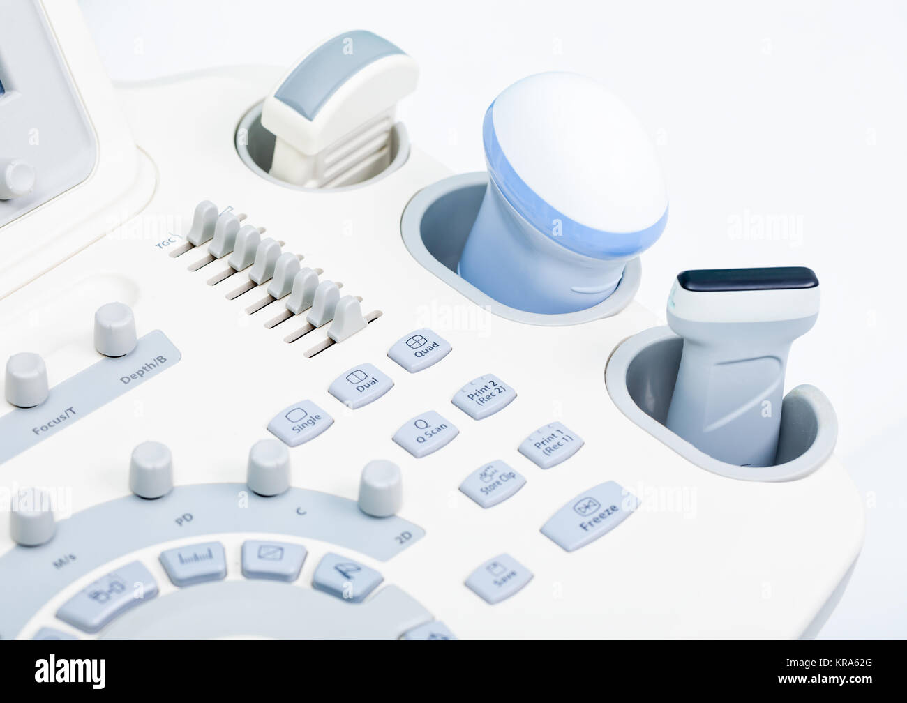 Nahaufnahme des Medizinischen Ultraschalls Scanner mit Kontrolle bittons Drehregler Schieberegler und Ultraschallwandler im Hintergrund Stockfoto