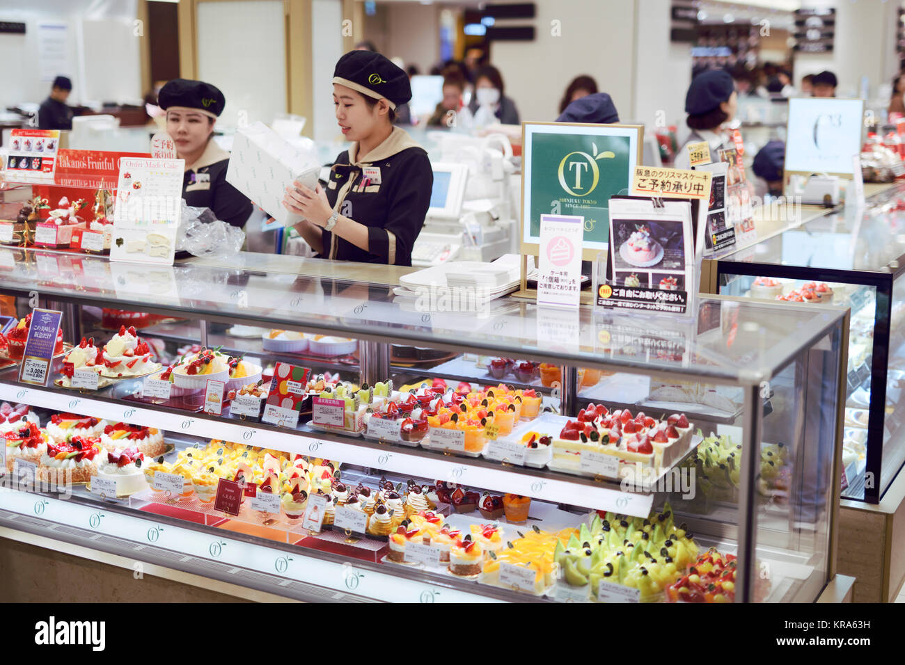 Patisserie shop Essen stand mit Kuchen und Desserts auf Anzeige in einer japanischen Essen Halle in Osaka, Japan 2017 Stockfoto