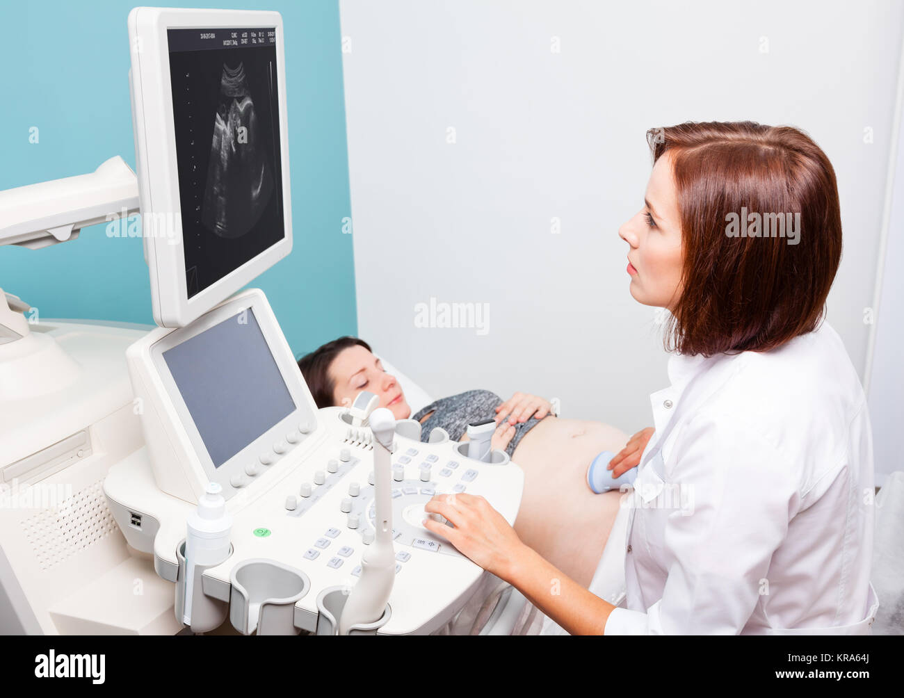 Sonograph scannen junge schwangere Frau Bauch mit Ultraschallsensor, Geburtshilfe Ultraschall Stockfoto