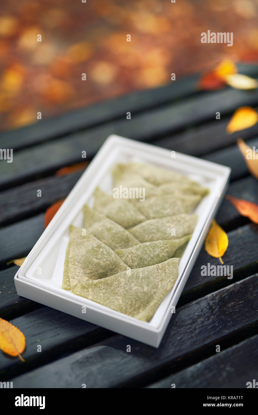 Traditionelle japanische Yatsuhashi Süßwaren, Miyagegashi souvenir Süßer Reis Mehl und Boden Matcha Grüntee Pulver Leckereien aus Kyoto, Japan Stockfoto