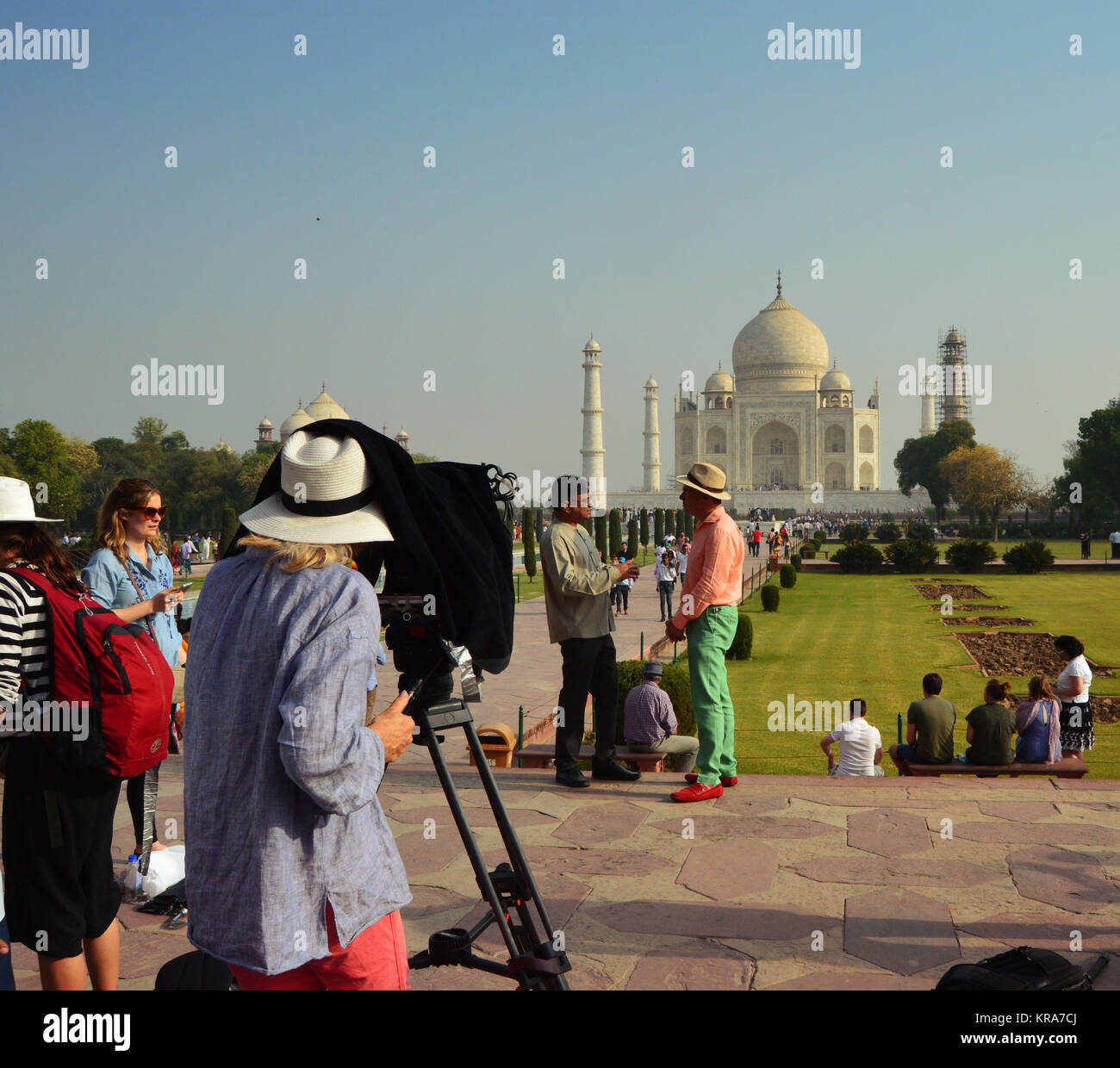 Eine Kamera Crew film Michael Portillo als Er dirigiert und Interview vor dem Taj Mahal. Stockfoto