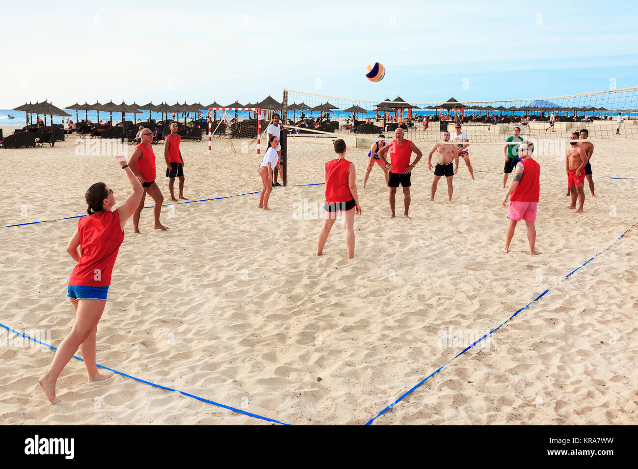Touristen spielen Beachvolleyball am Bikini Beach, Santa Maria, Insel Sal, Salina, Kap Verde, Afrika Stockfoto