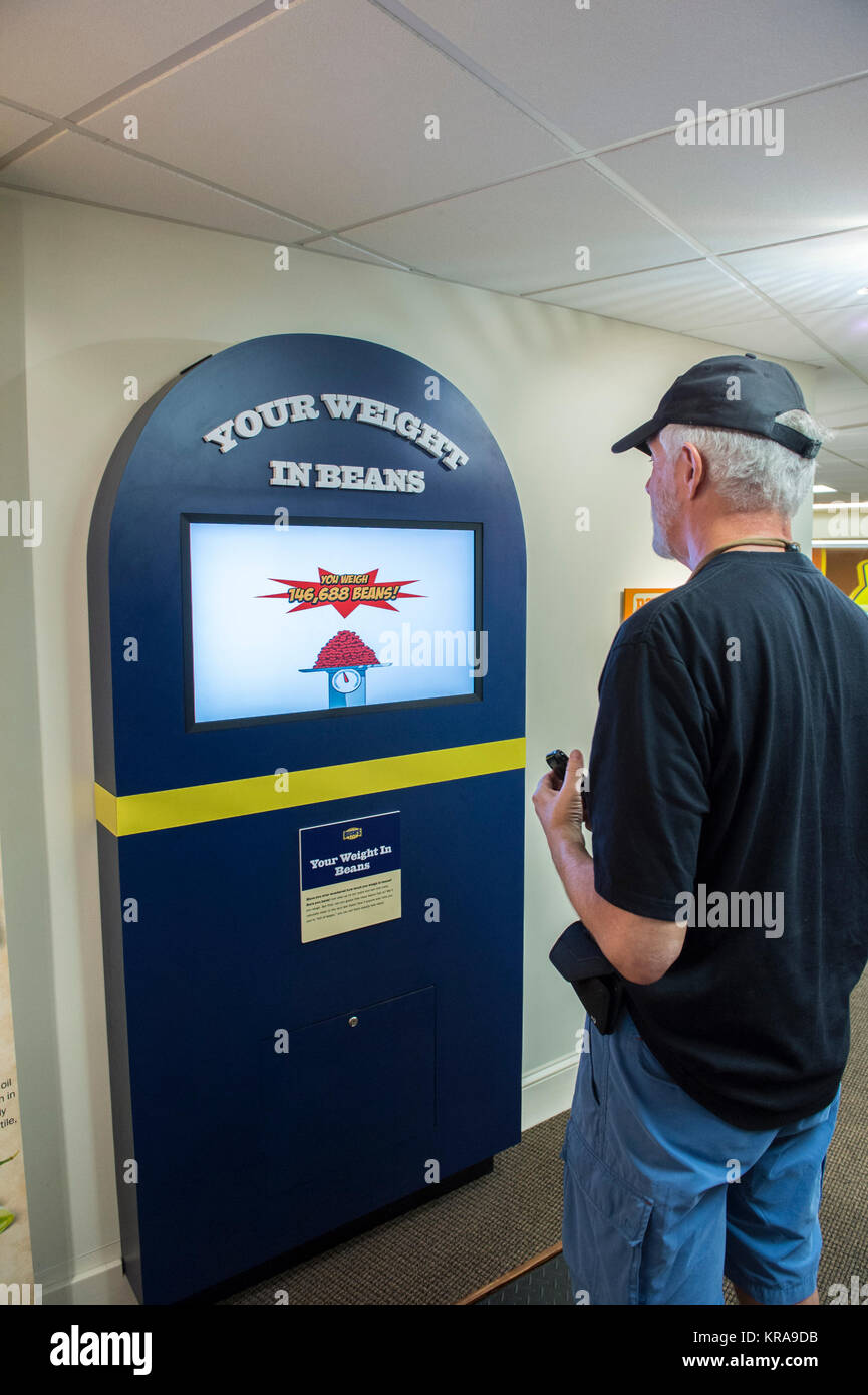 Nach älterer Mann oder männliche Touristen stehen auf Werbemittel Waage an Bushs Bohnen Virtumonde Zentrum und Museum in Chestnut Hill, Tennessee, USA. Stockfoto