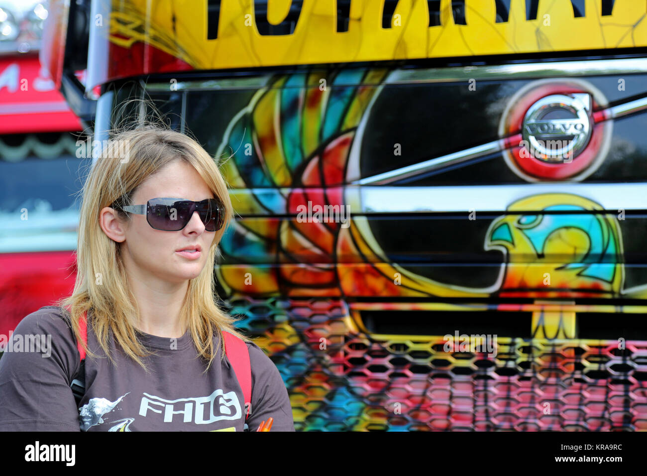 LEMPAALA, Finnland - 7. AUGUST 2014: Ice Road Trucker- und TV-Persönlichkeit Lisa Kelly grüßt Fans in Lempaala. Ein besonderer Gast von Volvo Trucks, Kelly lea Stockfoto